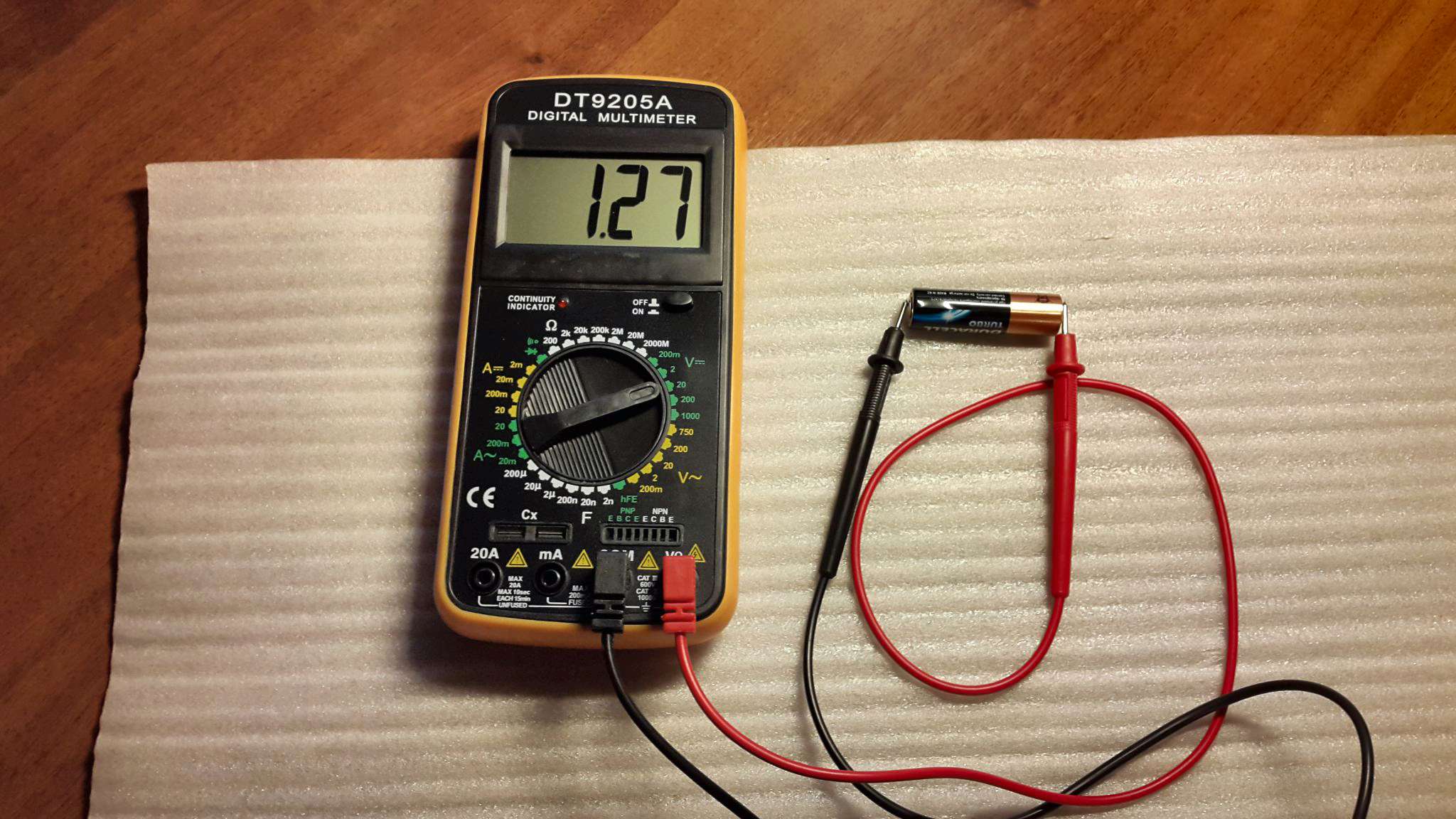 Мультиметр DT9205A для измерения показателей батареек